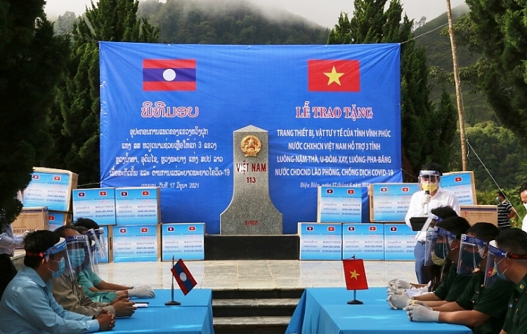 Tỉnh Vĩnh Phúc trao tặng trang thiết bị, vật tư y tế các tỉnh Bắc Lào phòng, chống dịch Covid-19 Tỉnh Vĩnh Phúc trao tặng trang thiết bị, vật tư y tế các tỉnh Bắc Lào phòng, chống dịch Covid-19