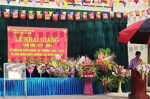 Trường THCS Liên Châu vinh dự đón nhận Huân chương Lao động hạng Ba truong thcs lien chau vinh du don nhan huan chuong lao dong hang ba