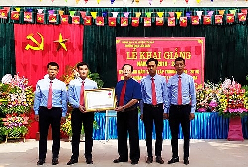 Trường THCS Liên Châu vinh dự đón nhận Huân chương Lao động hạng Ba truong thcs lien chau vinh du don nhan huan chuong lao dong hang ba