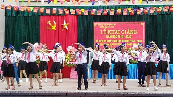 Trường THCS Liên Châu vinh dự đón nhận Huân chương Lao động hạng Ba truong thcs lien chau vinh du don nhan huan chuong lao dong hang ba