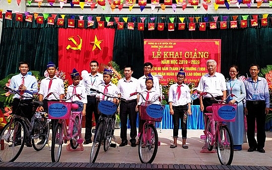 Trường THCS Liên Châu vinh dự đón nhận Huân chương Lao động hạng Ba truong thcs lien chau vinh du don nhan huan chuong lao dong hang ba