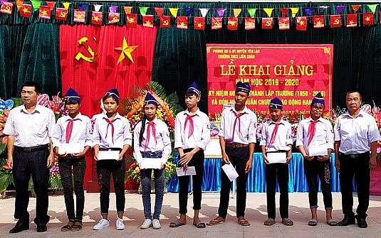 Trường THCS Liên Châu vinh dự đón nhận Huân chương Lao động hạng Ba truong thcs lien chau vinh du don nhan huan chuong lao dong hang ba