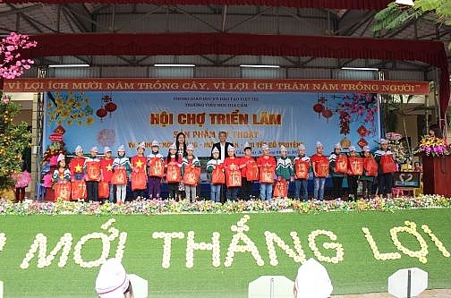 Trường TH Gia Cẩm xuất sắc dẫn đầu phong trào thi đua cấp Tiểu học tỉnh Phú Thọ truong th gia cam xuat sac dan dau phong trao thi dua cap tieu hoc tinh phu tho