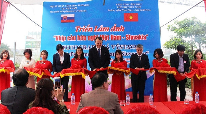 Liên hiệp các tổ chức hữu nghị tỉnh Vĩnh Phúc: 10 năm xây dựng và phát triển lien hiep cac to chuc huu nghi tinh vinh phuc 10 nam xay dung va phat trien