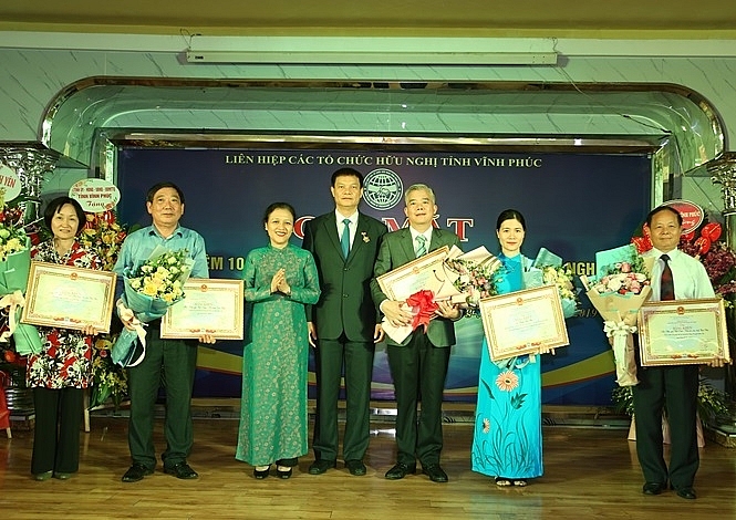 Kỷ niệm 10 năm thành lập Liên hiệp các tổ chức hữu nghị tỉnh Vĩnh Phúc ky niem 10 nam thanh lap lien hiep cac to chuc huu nghi tinh vinh phuc