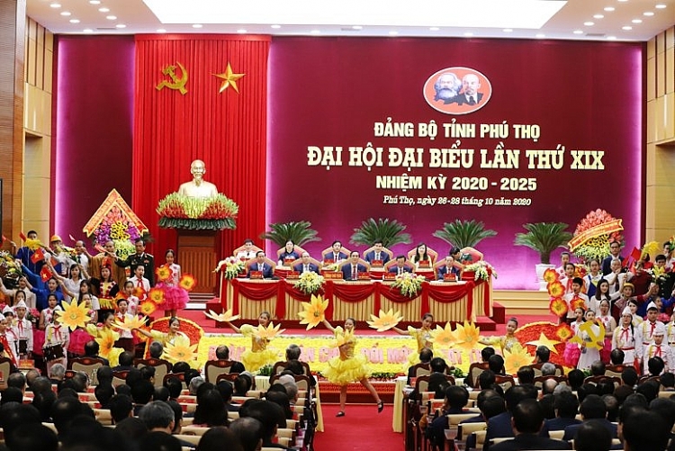 Thủ tướng Nguyễn Xuân Phúc: Phú Thọ cần đưa du lịch trở thành một phần kinh tế mũi nhọn Thủ tướng Nguyễn Xuân Phúc: Phú Thọ cần đưa du lịch trở thành một phần kinh tế mũi nhọn