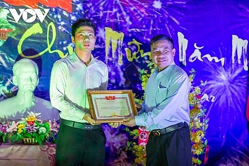 លោកឯកអគ្គរដ្ឋទូត Nguyen Huy Tang ប្រគល់ប័ណ្ណសរសើរដល់និស្សិតវៀតណាមនៅកម្ពុជា (រូបថត៖ vov.vn) លោកឯកអគ្គរដ្ឋទូត Nguyen Huy Tang ប្រគល់ប័ណ្ណសរសើរដល់និស្សិតវៀតណាមនៅកម្ពុជា (រូបថត៖ vov.vn)