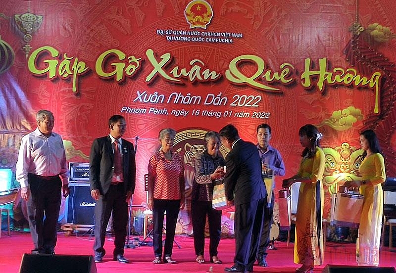 លោកឯកអគ្គរដ្ឋទូតប្រគល់អំណោយដល់ជនដើមកំណើតវៀតណាម ដែលបានរួមចំណែកជាច្រើនដល់សហគមន៍ (រូបថត៖ nhandan.com.vn)