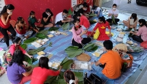 បរិយាកាស​រីករាយ​នៃ​ការ​ប្រកួតវេច​នំអន្សម​​វៀតណាម​នៅ​សិង្ហបុរី