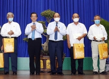 លោកប្រធានរដ្ឋ Nguyen Xuan Phuc អញ្ជើញចុះប្រគល់អំណោយជូនគ្រួសារគាំពារដោយគោលនយោបាយ គ្រួសារដែលមានស្ថានភាពលំបាកនៅខេត្ត An Giang