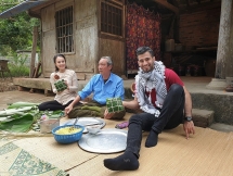 នឹក​ដល់​អាយ៉ៃ (Ao Dai) នំចឹង (chung) និង ផ្ទះ