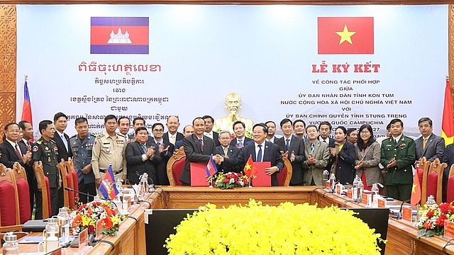 ថ្នាក់ដឹកនាំខេត្តទាំងពីរចុះហត្ថលេខាលើអនុស្សរណៈយោគយល់គ្នា (រូបថត៖ baochinhphu) ថ្នាក់ដឹកនាំខេត្តទាំងពីរចុះហត្ថលេខាលើអនុស្សរណៈយោគយល់គ្នា (រូបថត៖ baochinhphu)