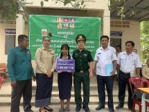 ប៉ុស្ដិ៍ការពារព្រំដែននៃច្រកទ្វារព្រំដែនអន្តរជាតិ Binh Hiep (វៀតណាម) ផ្តល់អាហារូបករណ៍ដល់សិស្សកម្ពុជា