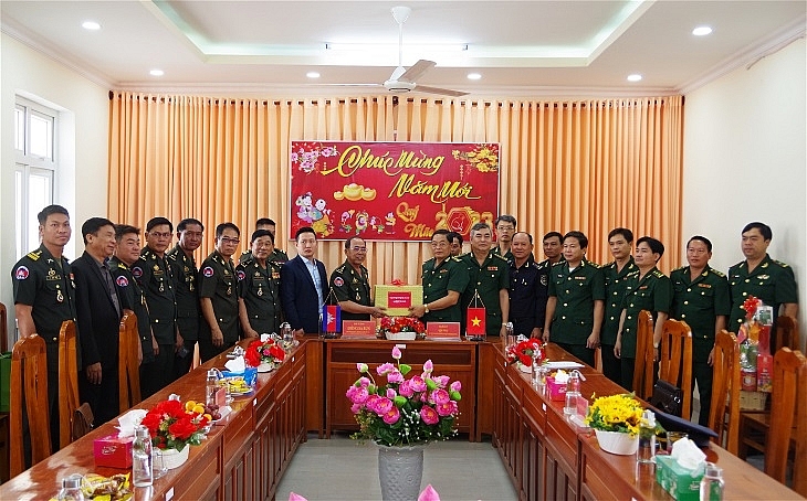 គណៈប្រតិភូនៃបញ្ជាការដ្ឋានអង្គរក្ស កងយោធពលខេមរភូមិន្ទផ្តល់អំណោយជូនបញ្ជាការដ្ឋានកងទ័ពការពារព្រំដែនខេត្ត Dong Thap (រូបថត៖ bienphong.com.vn) គណៈប្រតិភូនៃបញ្ជាការដ្ឋានអង្គរក្ស កងយោធពលខេមរភូមិន្ទផ្តល់អំណោយជូនបញ្ជាការដ្ឋានកងទ័ពការពារព្រំដែនខេត្ត Dong Thap (រូបថត៖ bienphong.com.vn)