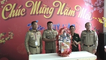 កងរាជអាវុធហត្ថខេត្តស្វាយរៀងជូនពរឆ្នាំថ្មីដល់អតីតថ្នាក់ដឹកនាំក្រសួងនគរបាល និងថ្នាក់ដឹកនាំខេត្ត Tay Ninh និងបញ្ជាការដ្ឋានកងទ័ពការពារព្រំដែនខេត្ត Tay Nin