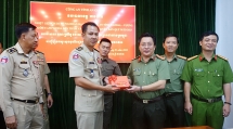 នគរបាលខេត្តកណ្តាលជូនពរឆ្នាំថ្មីដល់នគរបាលខេត្ត An Giang (វៀតណាម)