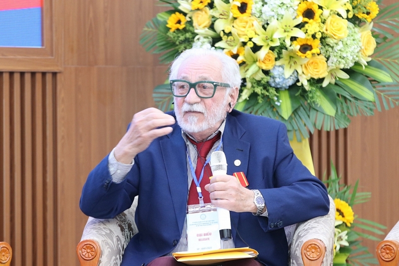 លោក Renato Darsie សមាជិកបក្សកុម្មុយនិស្តអ៊ីតាលី អតីតប្រធានសមាគមមិត្តភាពអ៊ីតាលី-វៀតណាមនៅតំបន់ Veneto បានផ្លាស់ប្តូរនៅកម្មវិធី (រូបថត៖ Thu Ha)។