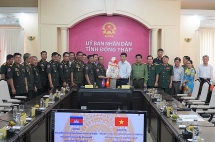 ថ្នាក់ដឹកនាំគណៈកម្មាធិការប្រជាជនខេត្ត Dong Thap ទទួលជួបគណៈប្រតិភូនៃបញ្ជាការដ្ឋានអង្គរក្ស កងយោធពលខេមរភូមិន្ទ