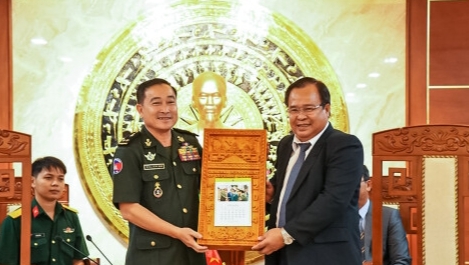 លោកឧត្តមសេនីយ៍ទោ យ៉ង់ ម៉ៅ (ខាងឆ្វេងដៃ) ផ្តល់អំណោយឆ្នាំថ្មីដល់លោក Nguyen Minh Luan អនុប្រធានគណៈកម្មាធិការប្រជាជនខេត្ត Ca Mau