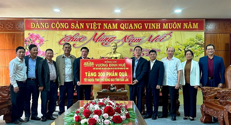 ប្រធានរដ្ឋសភាវៀតណាមជូនអំណោយបុណ្យចូលឆ្នាំថ្មីដល់ប្រជាជនចំនួន ៣០០ នាក់នៅខេត្ត Dak Lak