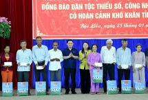 ប្រធានរដ្ឋសភា លោក Vuong Dinh Hue បានទៅសួរសុខទុក្ខ និងជូនអំណោយបុណ្យចូលឆ្នាំថ្មី នៅខេត្ត Bac Lieu