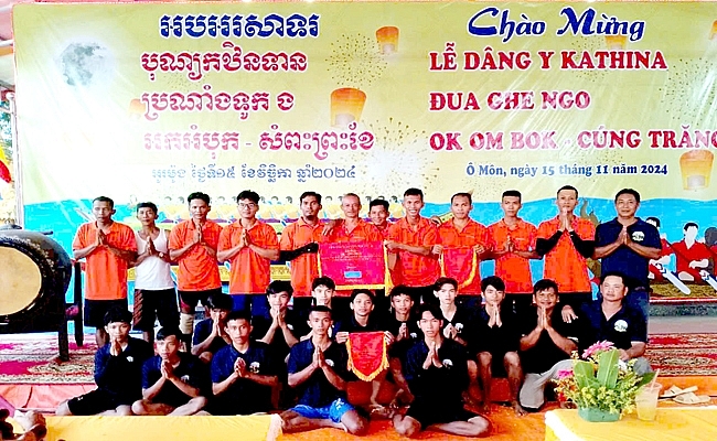 បង​យ័ញ​តាយ មាន​ក្ដី​សោ​មន្ស​រីក​រាយ​ក្រៃ​លែង ខណៈ​ពេល​បាន​ក្លាយ​ជា​សមា​ជិក ​ក្រុម​កីឡា​ករ​ទូក-ង​ខ្នាតតូចរបស់វិទ្យាស្ថានពុទ្ធសាសនាខ្មែរ។