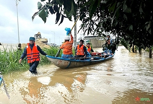បញ្ជាការដ្ឋានយោធាខេត្ត Quang Ngai ដឹកនាំអង្គភាពចុះជួយឧបត្ថម្ភប្រជាជននៅតំបន់ទឹកជំនន់ បញ្ជាការដ្ឋានយោធាខេត្ត Quang Ngai ដឹកនាំអង្គភាពចុះជួយឧបត្ថម្ភប្រជាជននៅតំបន់ទឹកជំនន់