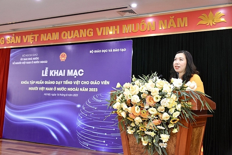 សុន្ទរកថាបើក អនុរដ្ឋមន្ត្រី ប្រធាន Le Thi Thu Hang តាងនាមថ្នាក់ដឹកនាំក្រសួងការបរទេស និងថ្នាក់ដឹកនាំគណៈកម្មាធិការរដ្ឋទទួលបន្ទុកជនវៀតណាមនៅបរទេសបានស្វាគមន៍គ្រូបង្រៀនវៀតណាមនៅក្រៅប្រទេសមកចូលរួមវគ្គបណ្តុះបណ្តាលនេះ។ “ទោះបីជាពួកគេជាគ្រូបង្រៀនមិនអាជីពក៏ដោយ ក៏ពួកគេនៅតែបន្តបង្រៀនភាសាវៀតណាមដោយបេះដូង ស្រលាញ់ និងដោយការទទួលខុសត្រូវរបស់ប្រជាជនវៀតណាមនៅក្រៅប្រទេសក្នុងការថែរក្សាព្រលឹងជាតិជាភាសាកំណើត និងតម្លៃវប្បធម៌ប្រពៃណីរបស់វៀតណាម។ អនុរដ្ឋមន្ត្រី Le Thi Thu Hang បានបញ្ជាក់។ សុន្ទរកថាបើក អនុរដ្ឋមន្ត្រី ប្រធាន Le Thi Thu Hang តាងនាមថ្នាក់ដឹកនាំក្រសួងការបរទេស និងថ្នាក់ដឹកនាំគណៈកម្មាធិការរដ្ឋទទួលបន្ទុកជនវៀតណាមនៅបរទេសបានស្វាគមន៍គ្រូបង្រៀនវៀតណាមនៅក្រៅប្រទេសមកចូលរួមវគ្គបណ្តុះបណ្តាលនេះ។ “ទោះបីជាពួកគេជាគ្រូបង្រៀនមិនអាជីពក៏ដោយ ក៏ពួកគេ