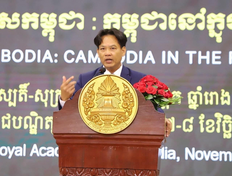 លោក សុខ ទូច ប្រធានរាជបណ្ឌិត្យសភាកម្ពុជាបានថ្លែងក្នុងពិធីបើកការបណ្ដុះបណ្ដាលថ្នាក់បរិញ្ញាបត្រជាលើកដំបូងពីម្សិលមិញ។ លោក សុខ ទូច ប្រធានរាជបណ្ឌិត្យសភាកម្ពុជាបានថ្លែងក្នុងពិធីបើកការបណ្ដុះបណ្ដាលថ្នាក់បរិញ្ញាបត្រជាលើកដំបូងពីម្សិលមិញ។