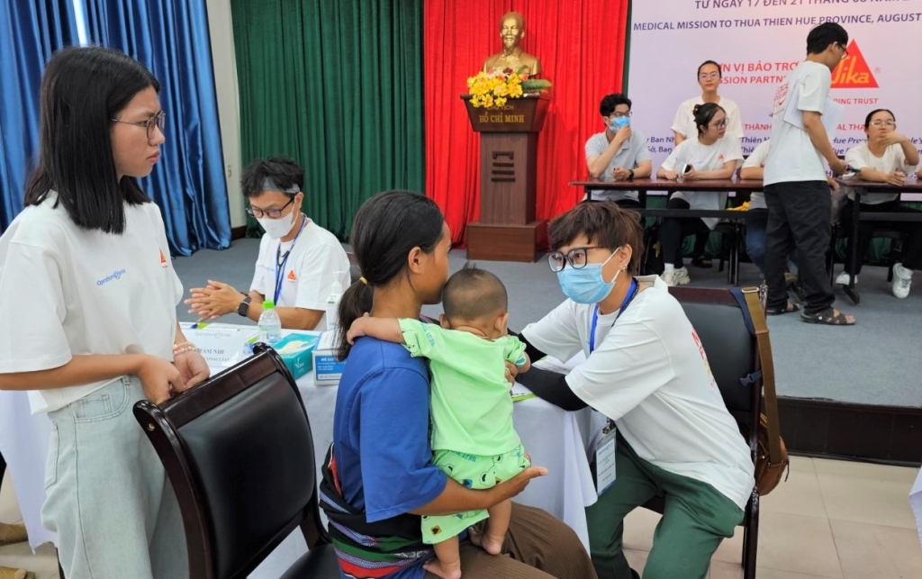 Operation Smile គាំទ្រការវះកាត់ស្នាមញញឹមសម្រាប់កុមារនៅ Thua Thien Hue