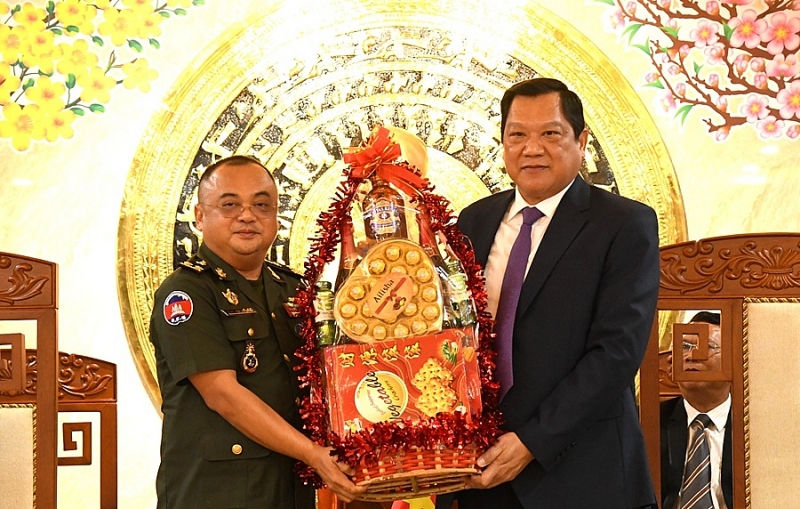 លោក Lam Van Bi អនុប្រធានគណៈកម្មាធិការប្រជាជនខេត្ត Ca Mau ផ្តល់អំណោយជូនលោកឧត្តមសេនីយ៍ទោ អ៊ុក ហឿនពិសី លោក Lam Van Bi អនុប្រធានគណៈកម្មាធិការប្រជាជនខេត្ត Ca Mau ផ្តល់អំណោយជូនលោកឧត្តមសេនីយ៍ទោ អ៊ុក ហឿនពិសី