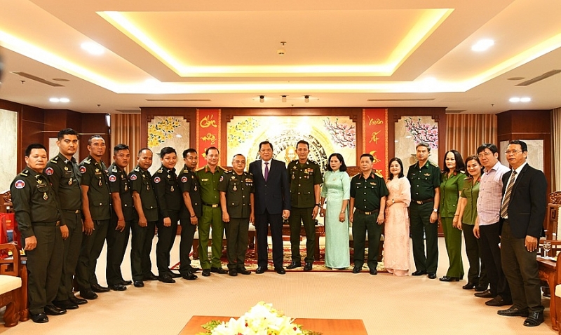 គណៈប្រតិភូនាយកដ្ឋានអភិវឌ្ឍន៍ ក្រសួងការពារជាតិកម្ពុជា មកសួរសុខទុក្ខ និងជូនពរឆ្នាំថ្មីដល់បញ្ជាការដ្ឋានយោធាខេត្ត Ca Mau គណៈប្រតិភូនាយកដ្ឋានអភិវឌ្ឍន៍ ក្រសួងការពារជាតិកម្ពុជា មកសួរសុខទុក្ខ និងជូនពរឆ្នាំថ្មីដល់បញ្ជាការដ្ឋានយោធាខេត្ត Ca Mau