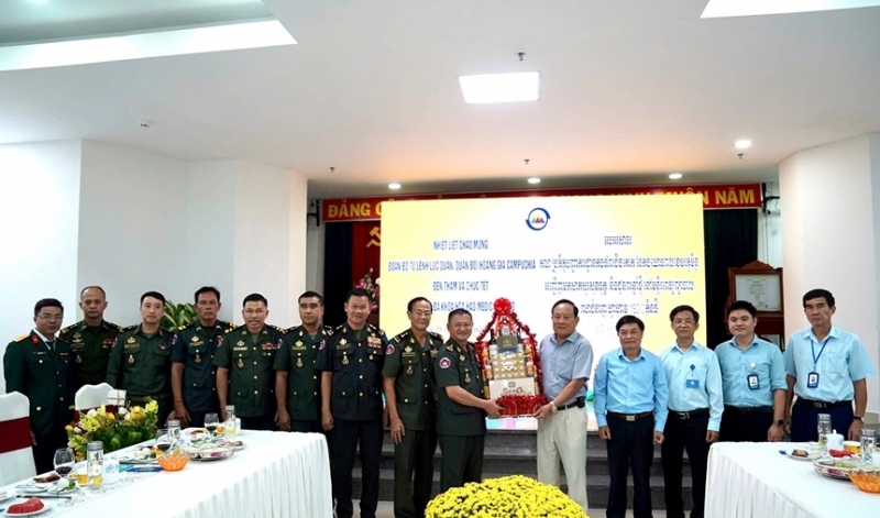 មន្ទីរពហុព្យាបាល Hoa Hao - Medical Can Tho ស្វាគមន៍គណៈប្រតិភូបញ្ជាការដ្ឋានកងទ័ពជើងគោក កងយោធពលខេមរភូមិន្ទ មន្ទីរពហុព្យាបាល Hoa Hao - Medical Can Tho ស្វាគមន៍គណៈប្រតិភូបញ្ជាការដ្ឋានកងទ័ពជើងគោក កងយោធពលខេមរភូមិន្ទ