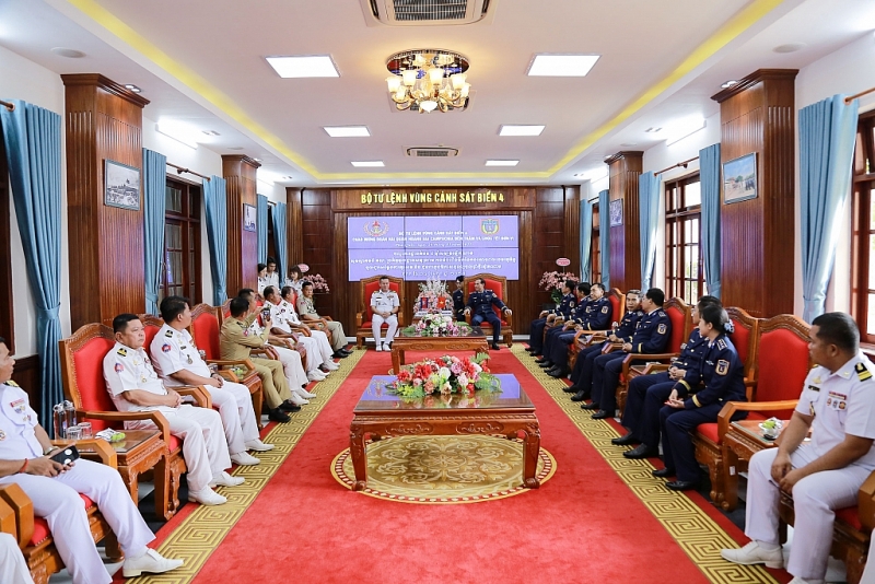 គណៈប្រតិភូកម្ពុជាអញ្ជើញមកសួរសុខទុក្ខ និងជូនពរឆ្នាំថ្មីដល់បញ្ជាការដ្ឋានតំបន់កងឆ្មាំសមុទ្រលេខ ៤ វៀតណាម