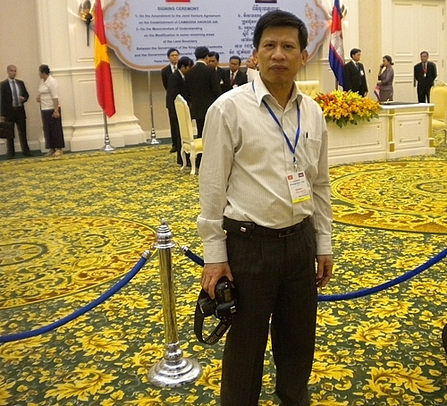 រូបភាពអ្នកនិពន្ធបំពេញទស្សនកិច្ចនៅទីក្រុងភ្នំពេញកាលពីខែមេសា ឆ្នាំ២០១១