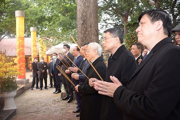 អគ្គលេខាគណៈកម្មាធិការមជ្ឈិមបក្សកុម្មុយនិស្តវៀតណាម លោក Nguyen Phu Trong បានអញ្ជើញ អុជធូបទានរំលឹកដល់វិញ្ញានក្ខ័ន្ធបុព្វការីជន និងអ្នកដែលមានទេពកោសល្យ អគ្គលេខាគណៈកម្មាធិការមជ្ឈិមបក្សកុម្មុយនិស្តវៀតណាម លោក Nguyen Phu Trong បានអញ្ជើញ អុជធូបទានរំលឹកដល់វិញ្ញានក្ខ័ន្ធបុព្វការីជន និងអ្នកដែលមានទេពកោសល្យ