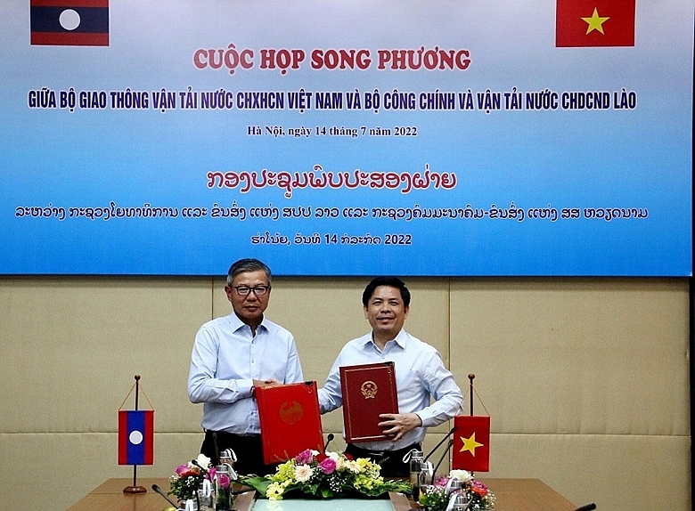 រដ្ឋមន្ត្រី Nguyen Van The និងរដ្ឋមន្ត្រី Viengsavath Siphandone បានចុះហត្ថលេខាលើកំណត់ហេតុនៃកិច្ចប្រជុំ ដើម្បីជាមូលដ្ឋានសម្រាប់ការអនុវត្តនាពេលខាងមុខ។ រដ្ឋមន្ត្រី Nguyen Van The និងរដ្ឋមន្ត្រី Viengsavath Siphandone បានចុះហត្ថលេខាលើកំណត់ហេតុនៃកិច្ចប្រជុំ ដើម្បីជាមូលដ្ឋានសម្រាប់ការអនុវត្តនាពេលខាងមុខ។