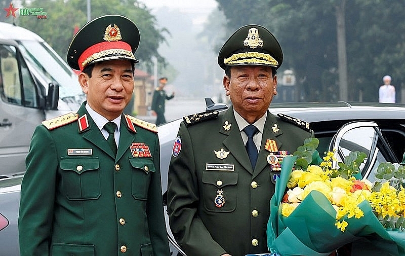 លោកនាយឧត្តមសេនីយ៍ Phan Van Giang ទទួលស្វាគមន៍ សម្តេចពិជ័យសេនា ទៀ បាញ់ លោកនាយឧត្តមសេនីយ៍ Phan Van Giang ទទួលស្វាគមន៍ សម្តេចពិជ័យសេនា ទៀ បាញ់