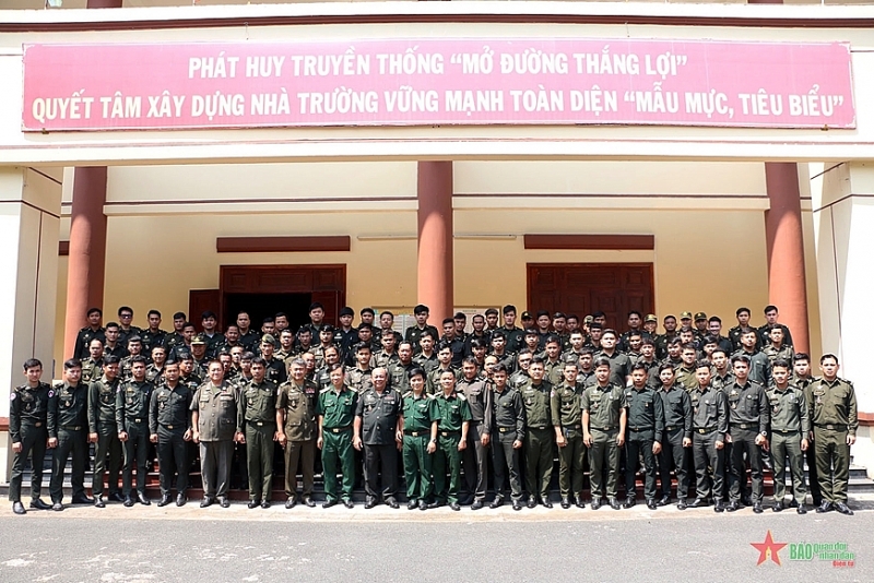 គណៈប្រតិភូនៃកងយោធពលខេមរភូមិន្ទបានថតរូបអនុស្សាវរីយ៍ជាមួយថ្នាក់ដឹកនាំ និងសិក្ខាកាមកម្ពុជាដែលកំពុងសិក្សានៅសាលានាយទាហានទ័ពជាង គណៈប្រតិភូនៃកងយោធពលខេមរភូមិន្ទបានថតរូបអនុស្សាវរីយ៍ជាមួយថ្នាក់ដឹកនាំ និងសិក្ខាកាមកម្ពុជាដែលកំពុងសិក្សានៅសាលានាយទាហានទ័ពជាង