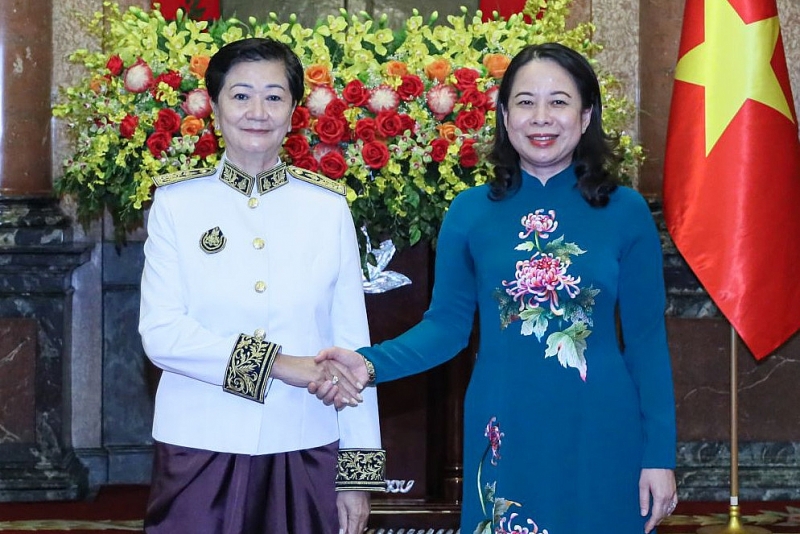 ប្រធានរដ្ឋស្តីទី លោកស្រី Vo Thi Anh Xuan និងឯកអគ្គរាជទូតនៃព្រះរាជាណាចក្រកម្ពុជាលោកស្រី  ជា គឹមថា ក្នុងពិធីជូនសារតាំង