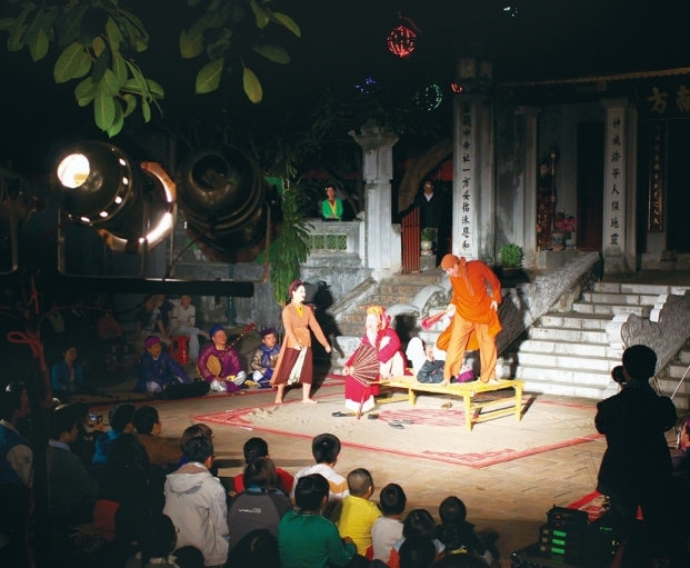 ការសម្តែង​ចម្រៀងចែវ (Cheo) ​នៅ​ទីធ្លាអារាម​ គីមលៀន (Kim Lien) (ខណ្ឌដុង​ដា (Dong Da) រដ្ឋធានី ហាណូយ (Ha Noi)) ។ រូបថត៖ ខាញ​ឡុង