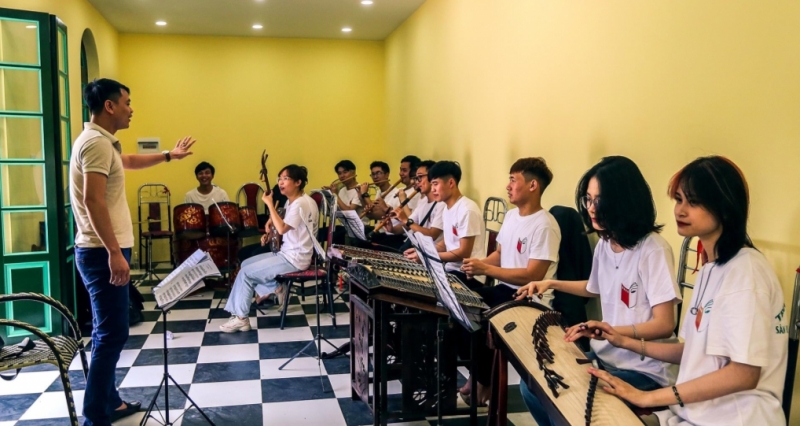 ក្រៅពីការបណ្តុះបណ្តាលជំនាញខាងច្រៀង មហាវិទ្យាល័យល្ខោនសម្តែងនិងភាពយន្តនៅទាំងបណ្ដុះបណ្ដាលជំនាញតន្រ្តីករក្នុងការសម្ដែងចម្រៀងចែវ។ រូបថត៖ ខាញឡុង