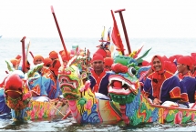 ពិធីបុណ្យប្រណាំងទូកប្រពៃណី Tu Linh នៅខេត្ត Quang Ngai (វៀតណាម) ទាក់ទាញទាក់ទាញអ្នកទស្សនារាប់ពាន់នាក់
