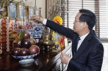 ប្រធានរដ្ឋវៀតណាមអញ្ជើញអុជធូបទានរំលឹកវិញ្ញាណក្ខន្ធថ្នាក់ដឹកនាំបក្ស និងរដ្ឋដែលបានទទួលមរណភាព និងអញ្ជើញសួរសុខទុក្ខអតីតថ្នាក់ដឹកនាំបក្ស និងរដ្ឋ