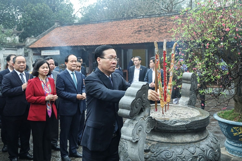ប្រធានរដ្ឋ លោក Vo Van Thuong អញ្ជើញអុជធូប គោរពវិញ្ញាណក្ខន្ធស្តេច An Duong Vuong ប្រធានរដ្ឋ លោក Vo Van Thuong អញ្ជើញអុជធូប គោរពវិញ្ញាណក្ខន្ធស្តេច An Duong Vuong