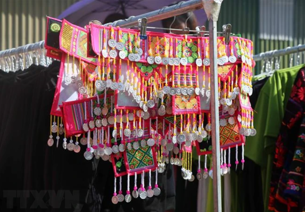 ចម្រុះពណ៌នៃផ្សារណាត់មួយ នៅឃុំ Phin Ho ចម្រុះពណ៌នៃផ្សារណាត់មួយ នៅឃុំ Phin Ho