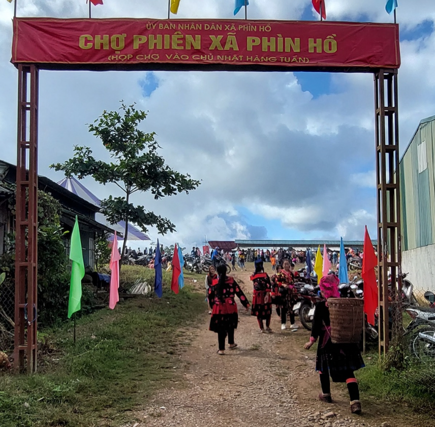 ចម្រុះពណ៌នៃផ្សារណាត់មួយ នៅឃុំ Phin Ho ចម្រុះពណ៌នៃផ្សារណាត់មួយ នៅឃុំ Phin Ho