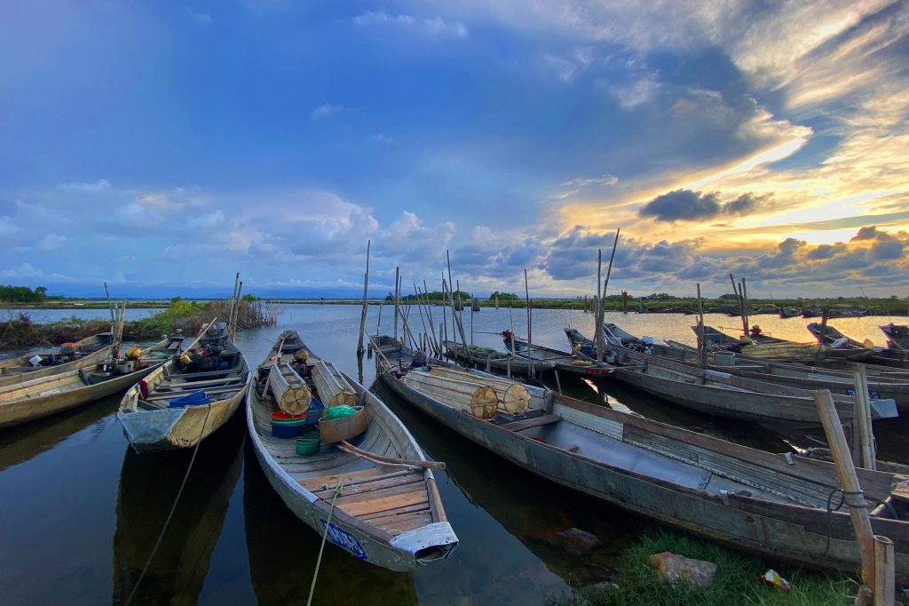 គយគន់ថ្ងៃរះដ៏ត្រចះត្រចង់នៅលើបឹងទឹកភ្លាវ Tam Giang