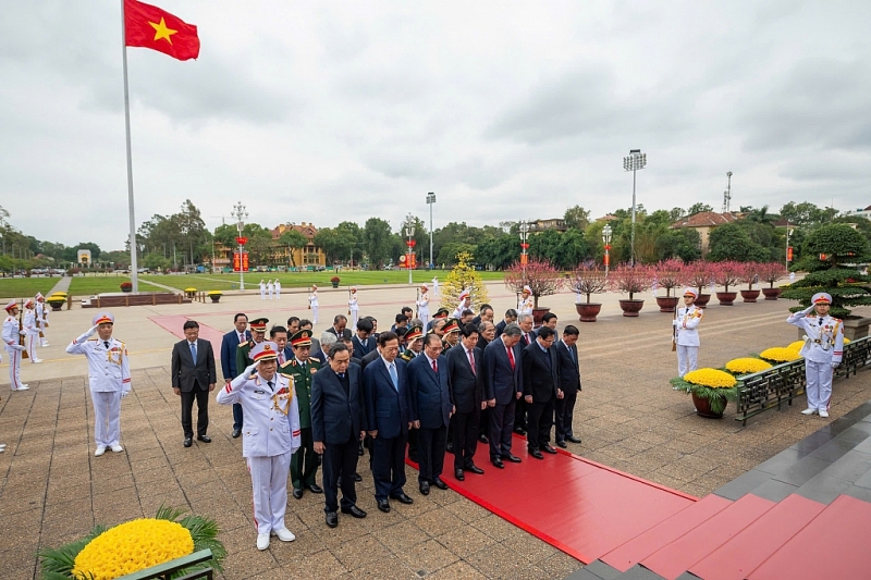 អញ្ជើញចូលរួមពិធី មានលោកអគ្គលេខាបក្ស តូ ឡឹម ប្រធានរដ្ឋលោក លឿង គឿង នាយករដ្ឋមន្ត្រី លោក ហ្វាម មិញ ជីញ ប្រធានរដ្ឋសភាលោក ត្រឹន ថាញ់ មិននិងអតីតថ្នាក់ដឹកនាំបក្ស រដ្ឋច្រើនរូបទៀត។ គណៈប្រតិភូបានសម្តែងនូវការគោរពនិងដឹងគុណចំពោះគុណូបការៈដ៏មហិមាររបស់លោកប្រធានហូជីមិញ ដែលជាវីរៈបុរសរំដោះជាតិ ជាស្ថាបនិកបក្សកុម្មុយនិស្តវៀតណាម។ បន្ទាប់មក គណៈប្រតិភូបានដាក់កម្រងផ្កានិងអុជធូបរំលឹកវិញ្ញាណក្ខន្ធយុទ្ធជនពលីនៅវិមានវីរៈយុទ្ធជនពលី ផ្លូវ បាកសឺន នៃទីក្រុងហាណូយ៕ អញ្ជើញចូលរួមពិធី មានលោកអគ្គលេខាបក្ស តូ ឡឹម ប្រធានរដ្ឋលោក លឿង គឿង នាយករដ្ឋមន្ត្រី លោក ហ្វាម មិញ ជីញ ប្រធានរដ្ឋសភាលោក ត្រឹន ថាញ់ មិននិងអតីតថ្នាក់ដឹកនាំបក្ស រដ្ឋច្រើនរូបទៀត។ គណៈប្រតិភូបានសម្តែងនូវការគោរពនិងដឹងគុណចំពោះគុណូបការៈដ៏មហិមាររបស់លោកប្រធានហូជីមិញ ដែលជាវីរៈបុរសរំដោះជាតិ ជាស្ថាបនិកបក្សកុម្មុយនិស្តវៀតណាម។ បន្ទាប់មក គណៈប្រតិភូបានដាក់កម្រងផ្កានិងអុជធូបរំលឹកវិញ្ញាណក្ខន្ធយុទ្ធជនពលីនៅវិមានវីរៈយុទ្ធជនពលី ផ្លូវ បាកសឺន នៃទីក្រុងហាណូយ៕