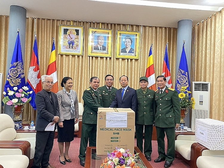 សមានចិត្តដ៏ល្អថ្លែថ្លាជួយគ្នាក្នុងគ្រាមានអាសន្ន ក្នុងនាមមិត្តភាពនិងសាមគ្គីភាពរវាងកម្ពុជានិងវៀតណាម